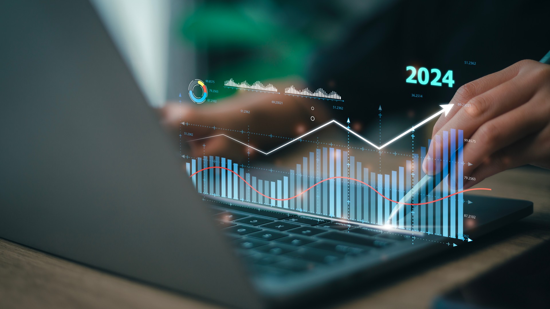 Geschäftsfrau analysiert die Rentabilität des Arbeitsunternehmens mit digitalen virtuellen Bildschirmgrafiken, positiv, 2024 Planung investieren Indikatoren langfristig. Berechnet Finanzdateninvestitionen.
